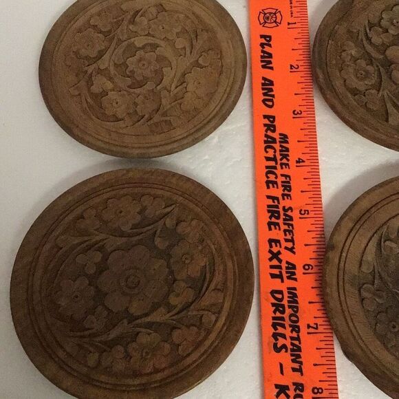 Set a five hand carved wooden floral coasters - Picture 2 of 4